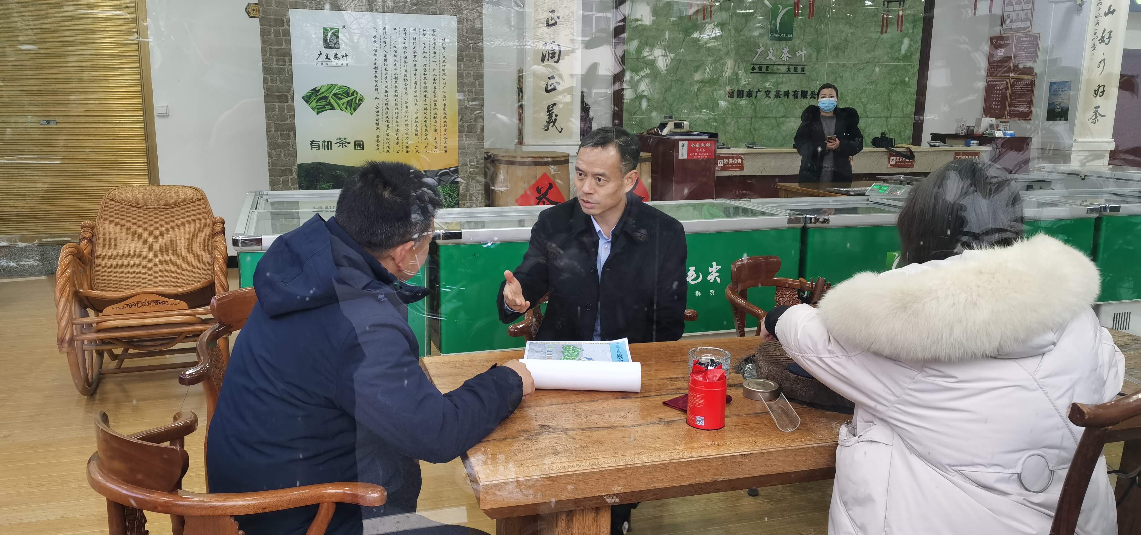 信陽市委常委、副市長(zhǎng)秦保建到信陽市廣義茶葉有限公司慰問全國(guó)勞模李廣義同志