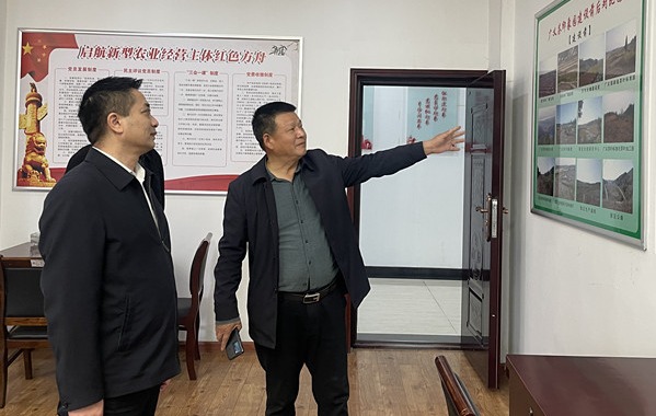 2022年11月9日 ，浉河區(qū)工會(huì)胡華庭主席來信陽市廣義茶葉有限公司慰問全國(guó)勞模李廣義同志，并傳達(dá)黨的二十大精神。