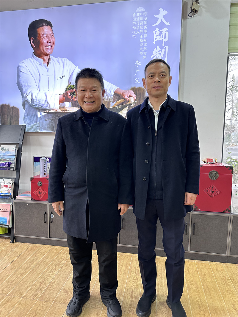 2025年1月23日上午，信陽市委常務(wù)副市長秦保健來公司看望一線全國勞模李廣義